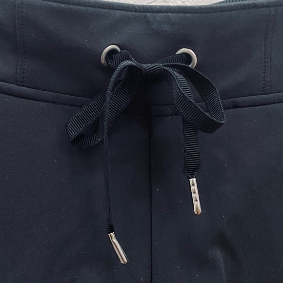 ATHLETA Black Midtown Cuffed Athletic Shorts Size 10 - Picture 5 of 13